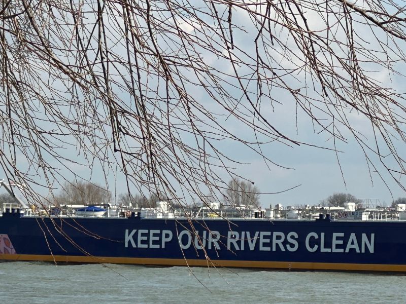 Afval jutten langs de Waal